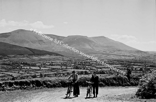 GLEN OF AHERLOW MEN WITH BICYCLES